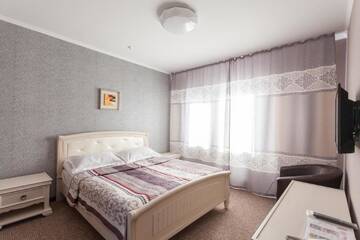 Фото номера Двухместный номер Делюкс с 1 кроватью и балконом Отель ChieToo Grand г. Alamedin 2